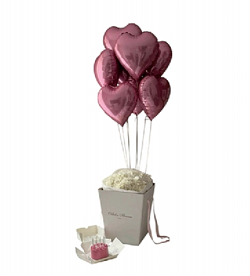 Pembe Kalp Balonlu Beyaz iek Kutusu ve pasta
